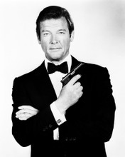 ROGER MOORE CLASSIC JAMES BOND POSE PRINTS AND POSTERS 171457