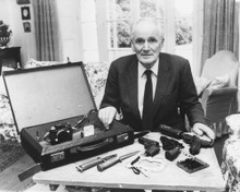 DESMOND LLEWELYN AS Q WITH GADGETS PRINTS AND POSTERS 170734