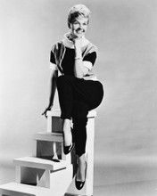 DORIS DAY POSING ON STUDIO STEPS PRINTS AND POSTERS 170476