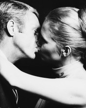 STEVE MCQUEEN & FAYE DUNAWAY KISSING CLOSE UP WOW PRINTS AND POSTERS 169741