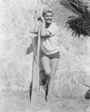 DORIS DAY SEXY IN SHORTS ON BEACH PRINTS AND POSTERS 165405