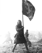 MEL GIBSON BRAVEHEART HOLDING FLAG PRINTS AND POSTERS 164740