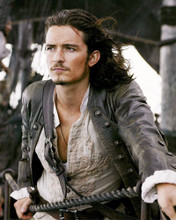 ORLANDO BLOOM PIRATES OF THE CARIBBEAN AT WORLD'S END STRIKING POSE PRINTS AND POSTERS 287634