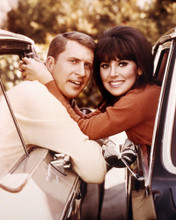 MARLO THOMAS, TED BESSELL THAT GIRL EMBRACING IN CARS CLASSIC TV PRINTS AND POSTERS 288329