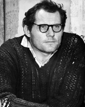 ROBERT SHAW CANDID WEARING GLASSES PRINTS AND POSTERS 198991