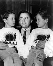 ROBERT VAUGHN WITH 2 BOYS IN MAN FROM UNCLE SHIRTS PRINTS AND POSTERS 199039