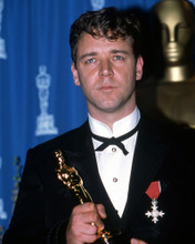 RUSSELL CROWE HOLDING OSCAR ACADEMY AWARD STATUE PRINTS AND POSTERS 290269