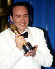KEVIN SPACEY HOLDING OSCAR ACADEMY AWARD STATUE PRINTS AND POSTERS 290273