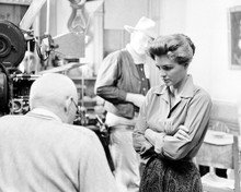 ANGIE DICKINSON BEING DIRECTED BY HOWARD HAWKS WITH JOHN WAYNE RIO BRAVO PHOTO PRINTS AND POSTERS 199293