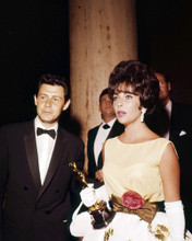 ELIZABETH TAYLOR HOLDING ACADEMY AWARD WITH EDDIE FISHER RARE CANDID PRINTS AND POSTERS 290818