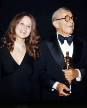 LINDA BLAIR WITH GEORGE BURNS HOLDING OSCAR ACADEMY AWARD STATUE PRINTS AND POSTERS 290858