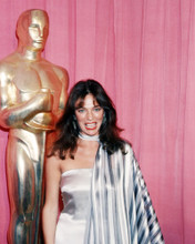 JACQUELINE BISSET POSING BY OSCAR ACADEMY AWARD STATUE PRINTS AND POSTERS 291015