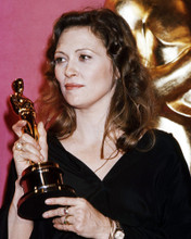 FAYE DUNAWAY HOLDING ACADEMY AWARD OSCAR STATUE FOR NETWORK PRINTS AND POSTERS 291016