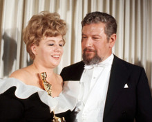 SHELLEY WINTERS HOLDING ACADEMY AWARD OSCAR WITH PETER USTINOV PRINTS AND POSTERS 291035