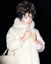 ELIZABETH TAYLOR CANDID IN WHITE JACKET EARLY 1960'S PRINTS AND POSTERS 291132