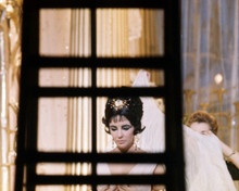 ELIZABETH TAYLOR CLEOPATRA CANDID IMAGE IN COSTUME ON FILM SET PRINTS AND POSTERS 291159