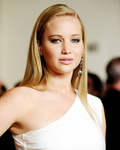 JENNIFER LAWRENCE ELEGANT POSE IN WHITE GOWN PRINTS AND POSTERS 291293
