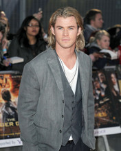 CHRIS HEMSWORTH PORTRAIT CANDID IN SUIT PRINTS AND POSTERS 291295
