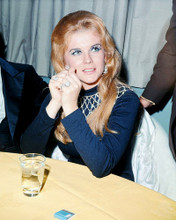 ANN-MARGRET CANDID SEATED AT TABLE EARLY 1970'S PRINTS AND POSTERS 292333