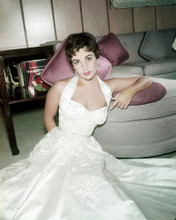 ELIZABETH TAYLOR STUNNING LOW CUT WHITE GOWN SHORT HAIR GLAMOUR PRINTS AND POSTERS 292034