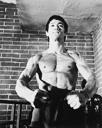 Bruce lee shops bicep size