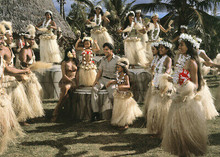 Blue Hawaii Elvis Presley surrounded by Hawaiian wedding dancers 5x7 inch photo