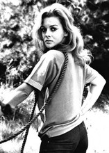 Ann-Margret R.P.M.1970 in t-shirt & jeans looking over shoulder 5x7 inch photo