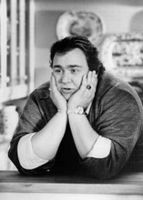 John Candy sits at counter in kitchen as 1989's Uncle Buck 5x7 inch photo