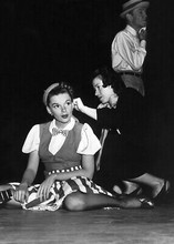 Judy Garland Easter Parade has her make-up touched up on set 5x7 inch photo