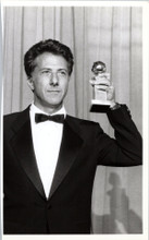 Dustin Hoffman holding winning Golden Globe Award 5x7 press photo