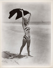 Joanne Woodward full length pose in bikini on beach 5x7 inch photo