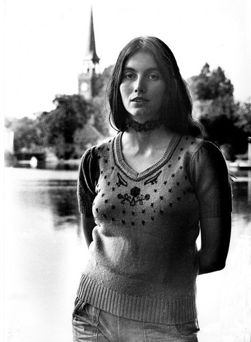 Emmylou Harris country music legend beautiful 1970 s young pose