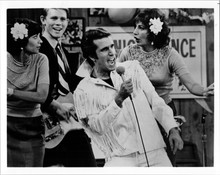 Happy Days TV series 1980's 8x10 photo Fonzie sings  Laverne & Shirley & Richie