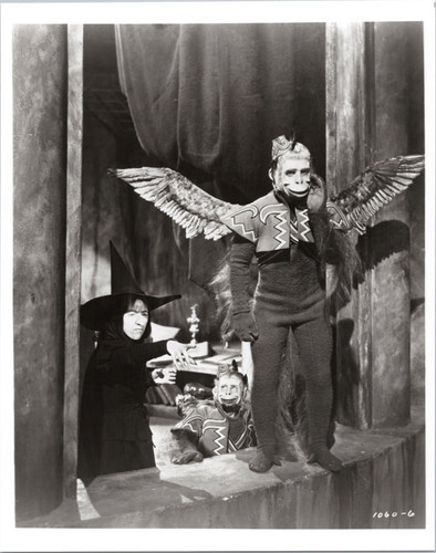 Witch And Monkey From Wizard Of Oz Wizard Of Oz Witch Flying Monkeys