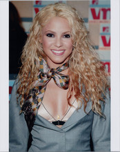 Shakira smiling 8x10 press photo in low cut suit at award ceremony