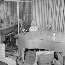 Marilyn Monroe candid pose late 1950's smiling seated at piano 8x10 photo