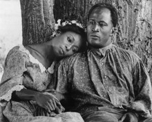 John Amos Madge Sinclair sit under tree Roots 1977 TV series 8x10 photo