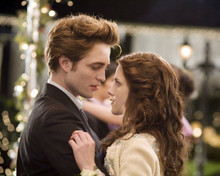 Robert Pattison Kristen Stewart embrace The Twilight Saga 8x10 photo