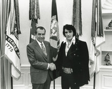The King meets The President 1970 Elvis Presley Richard Nixon shake hands 8x10