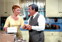 Happy Days TV series Tom Bosley Marion Ross in Cunningham kitchen 8x10 photo