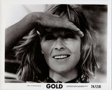 Susannah York shields her face from sun 8x10 photo Gold 1974 movie