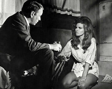 Raquel Welch Frank Sinatra Lady In Cement 8x10 Photo (20x25 cm approx)