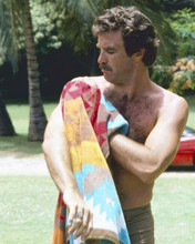 Tom Selleck as TV's Magnum wipes himself dry with towel 8x10 inch photo