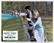 Bonnie and Clyde Warren Beatty Faye Dunaway fire guns at police 8x10 photo