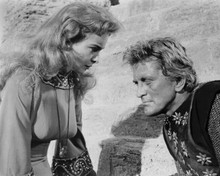 The Vikings determined looking Kirk Douglas with Janet Leigh 8x10 inch photo