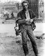 Paul Newman carries 2 gunbelts full length as Butch Cassidy 8x10 inch photo