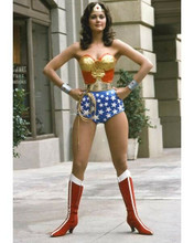 Lynda Carter stunning pose in her classic Wonder Woman costume 8x10 inch photo
