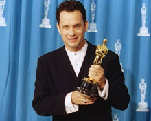 Tom Hanks holds his Oscar for 1995 Forrest Gump 8x10 inch photo