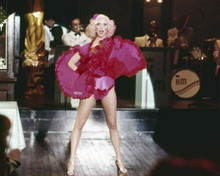 Lesley Anne Warren shows off legs doing dance number Victor/Victoria 8x10 photo