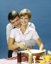 The Brady Bunch Robert Reed hugs Florence Henderson in kitchen 8x10 inch photo